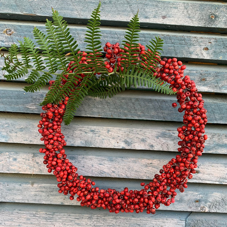 Red wooden berry wreath | Thedanes.co.uk