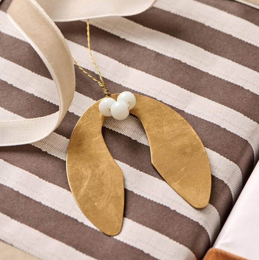 Small Golden Hanging Mistletoe Decorations W/White Beads | Gift Accessory - Thedanes.co.uk - Creative & Sustainable Living The Scandinavian Way