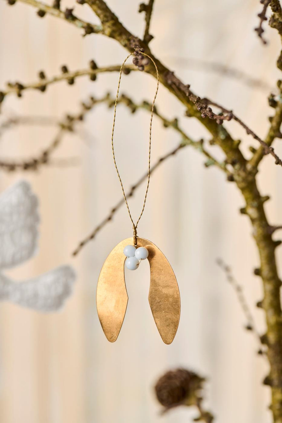 Small Golden Hanging Mistletoe Decorations W/White Beads | Gift Accessory - Thedanes.co.uk - Creative & Sustainable Living The Scandinavian Way