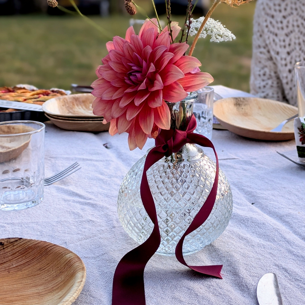 Textured Glass Onion Bottle Vase | 15cm - Thedanes.co.uk - Creative & Sustainable Living The Scandinavian Way