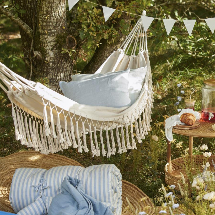 Garden Hanging Hammock with tassels - This comfy Scandi-style hammock is made from soft off white cotton 
