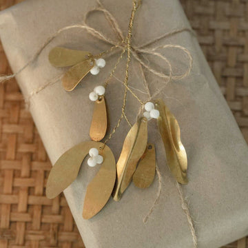 Golden Hanging Mistletoe Decoration W/White Beads | 16cm - Thedanes.co.uk - Creative & Sustainable Living The Scandinavian Way